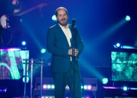 Premier Gala de l'ADISQ - Album de l'année - Réinterprétation - En concert avec l'Orchestre symphonique de Montréal (sous la direction du chef Simon Leclerc), Les Cowboys Fringants